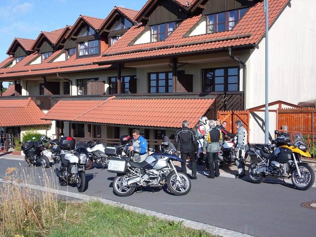 Berggasthof & Hotel Kranich, Hinterrod Eisfeld Bagian luar foto
