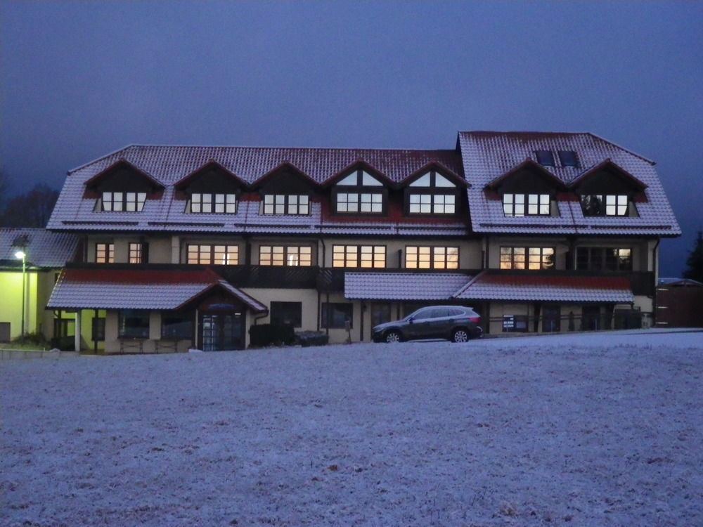 Berggasthof & Hotel Kranich, Hinterrod Eisfeld Bagian luar foto